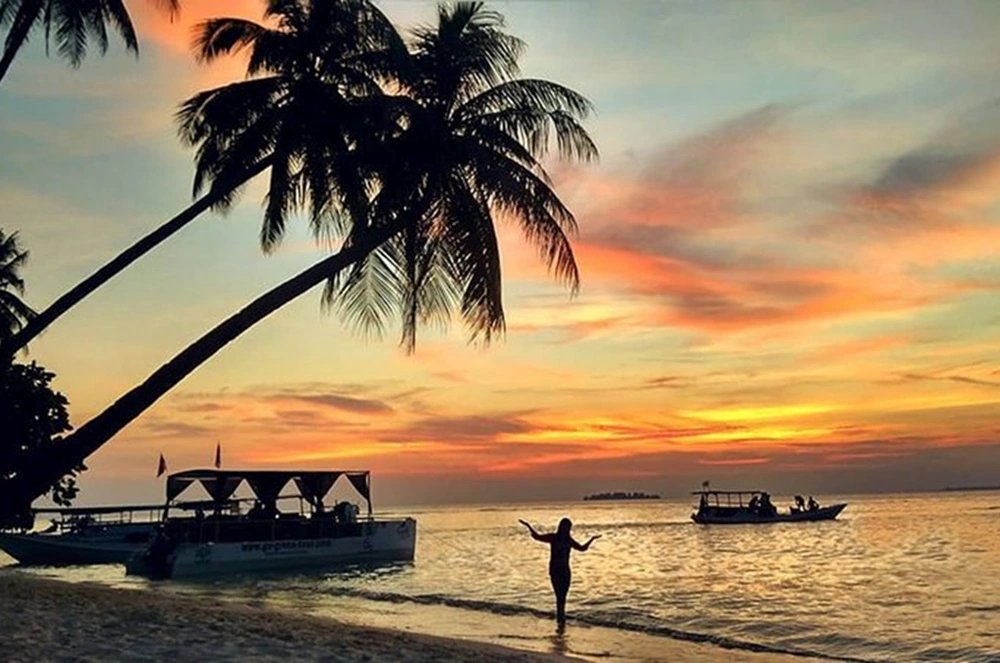 Eksotisme Golden Sunset di Pantai Tanjung Gelam Karimunjawa
